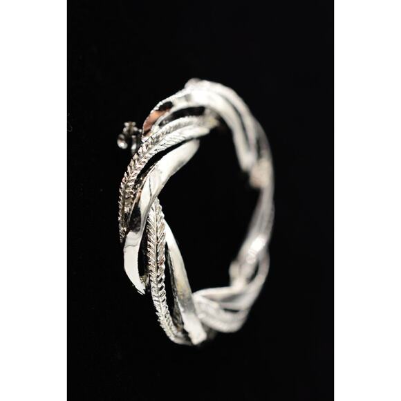 Gerry's Vintage Pin Brooch Round Wreath Silver Tone 1980s Signed BinV - Picture 3 of 12